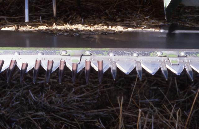 Double (left) and single density knife guards (right).