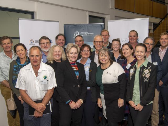 Group photograph of Agriculture Minister with grower group representative