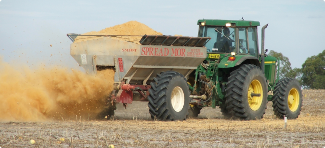 Clay spreading on water repellent sand using a multispreader