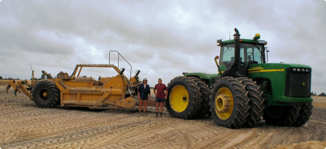 Carry grader for clay spreading on water repellent soils